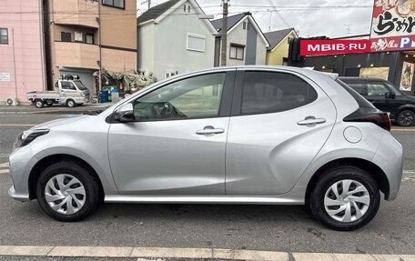 Toyota Yaris, 2023 год, 1 015 000 рублей, 3 фотография