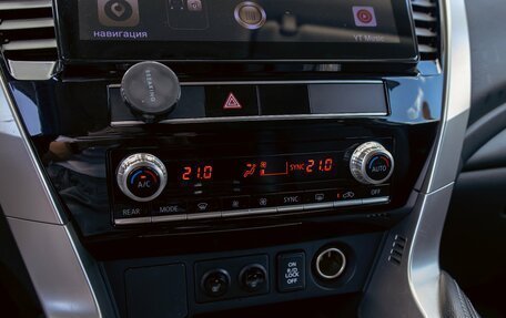 Mitsubishi Pajero Sport III рестайлинг, 2020 год, 2 395 000 рублей, 15 фотография