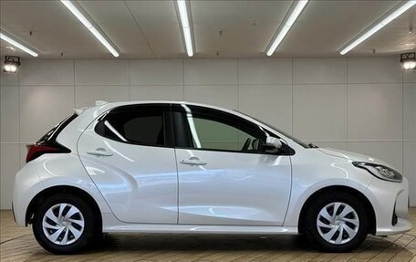 Toyota Yaris, 2022 год, 993 000 рублей, 10 фотография