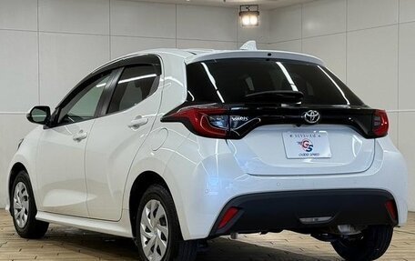 Toyota Yaris, 2022 год, 993 000 рублей, 11 фотография