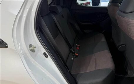 Toyota Yaris, 2022 год, 993 000 рублей, 22 фотография