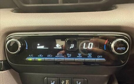Toyota Yaris, 2022 год, 993 000 рублей, 28 фотография