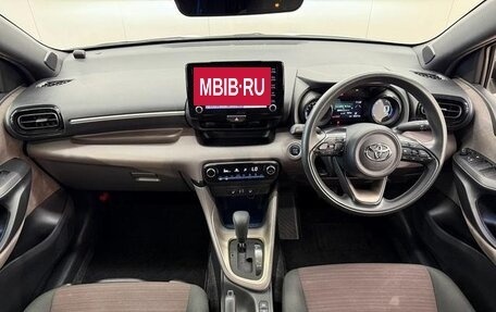 Toyota Yaris, 2022 год, 993 000 рублей, 16 фотография