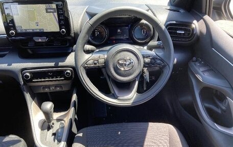 Toyota Yaris, 2023 год, 1 110 000 рублей, 9 фотография