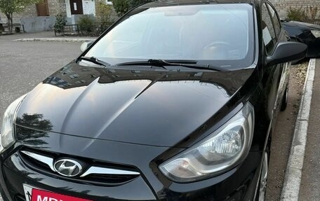 Hyundai Solaris II рестайлинг, 2013 год, 750 000 рублей, 1 фотография