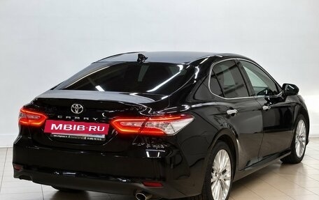 Toyota Camry, 2019 год, 2 800 000 рублей, 4 фотография