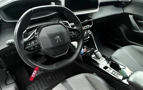 Peugeot 2008 II, 2021 год, 1 750 000 рублей, 4 фотография