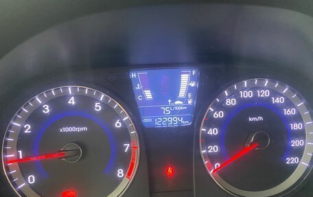 Hyundai Solaris II рестайлинг, 2011 год, 770 000 рублей, 10 фотография