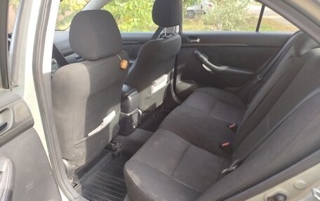 Toyota Avensis III рестайлинг, 2005 год, 730 000 рублей, 10 фотография