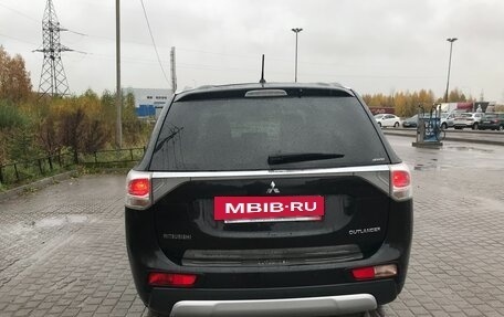 Mitsubishi Outlander III рестайлинг 3, 2014 год, 1 300 000 рублей, 4 фотография