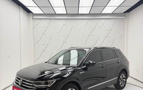 Volkswagen Tiguan II, 2023 год, 2 200 000 рублей, 1 фотография