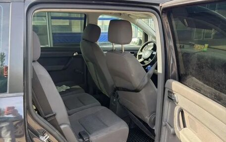Volkswagen Touran III, 2005 год, 650 000 рублей, 4 фотография