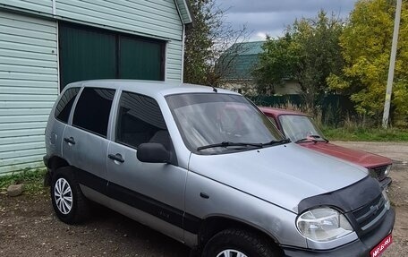 Chevrolet Niva I рестайлинг, 2004 год, 215 000 рублей, 1 фотография