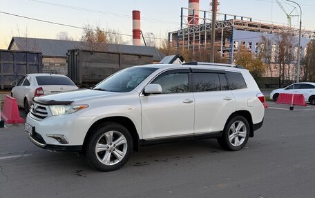 Toyota Highlander III, 2011 год, 1 990 000 рублей, 2 фотография