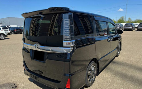 Toyota Voxy III, 2021 год, 2 250 000 рублей, 3 фотография
