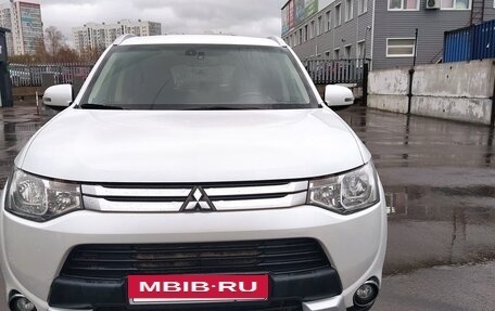 Mitsubishi Outlander III рестайлинг 3, 2014 год, 1 650 000 рублей, 10 фотография