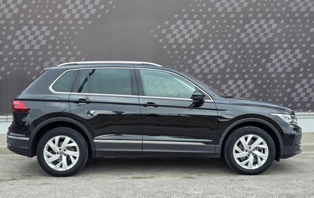 Volkswagen Tiguan II, 2021 год, 3 099 000 рублей, 6 фотография