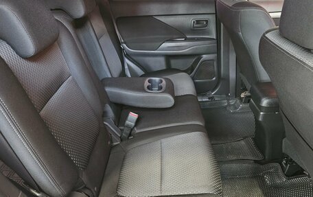 Mitsubishi Outlander III рестайлинг 3, 2018 год, 1 740 000 рублей, 13 фотография