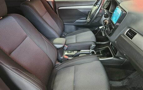 Mitsubishi Outlander III рестайлинг 3, 2018 год, 1 740 000 рублей, 12 фотография