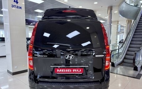 Hyundai Grand Starex Grand Starex I рестайлинг 2, 2018 год, 3 830 000 рублей, 5 фотография