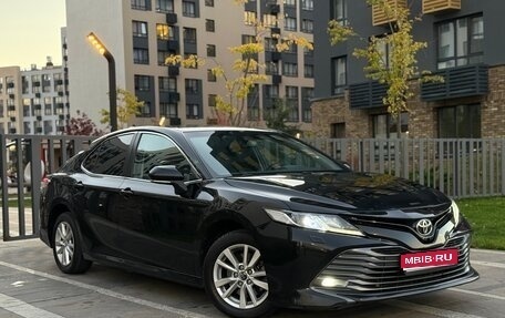 Toyota Camry, 2019 год, 2 100 000 рублей, 1 фотография