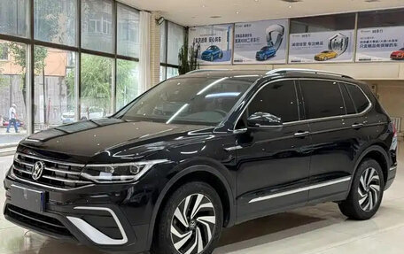 Volkswagen Tiguan II, 2023 год, 2 300 004 рублей, 1 фотография