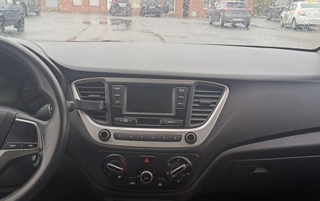 Hyundai Solaris II рестайлинг, 2018 год, 940 000 рублей, 8 фотография