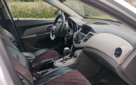 Chevrolet Cruze II, 2010 год, 550 000 рублей, 5 фотография