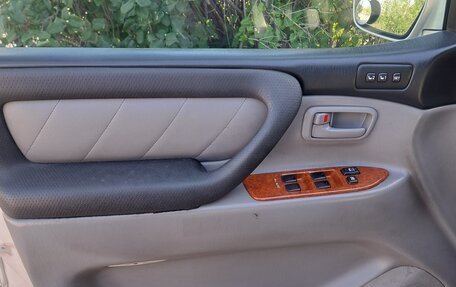 Toyota Land Cruiser 100 рестайлинг 2, 2005 год, 2 500 000 рублей, 19 фотография