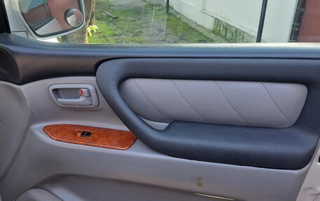 Toyota Land Cruiser 100 рестайлинг 2, 2005 год, 2 500 000 рублей, 21 фотография