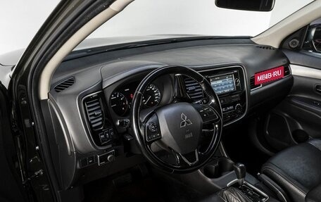 Mitsubishi Outlander III рестайлинг 3, 2015 год, 1 650 000 рублей, 10 фотография