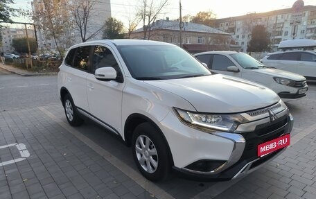 Mitsubishi Outlander III рестайлинг 3, 2019 год, 2 049 000 рублей, 1 фотография