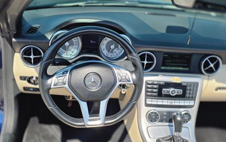 Mercedes-Benz SLK-Класс, 2015 год, 3 300 000 рублей, 28 фотография