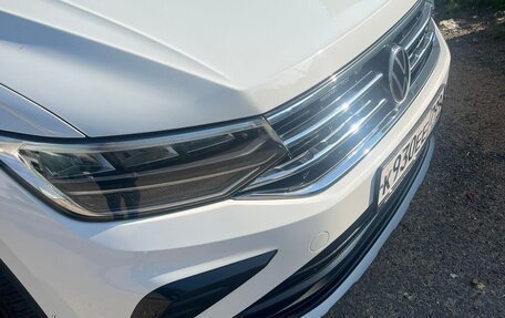 Volkswagen Tiguan II, 2021 год, 2 750 000 рублей, 2 фотография