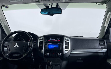 Mitsubishi Pajero IV рестайлинг 2, 2015 год, 2 140 000 рублей, 10 фотография