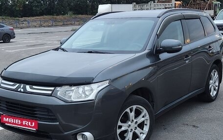Mitsubishi Outlander III рестайлинг 3, 2013 год, 1 200 000 рублей, 2 фотография