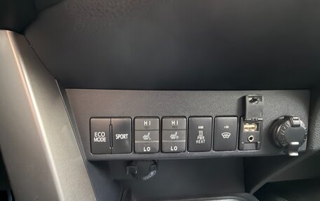 Toyota RAV4, 2018 год, 2 830 000 рублей, 2 фотография