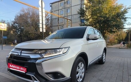Mitsubishi Outlander III рестайлинг 3, 2019 год, 2 049 000 рублей, 3 фотография