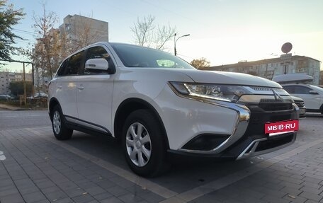 Mitsubishi Outlander III рестайлинг 3, 2019 год, 2 049 000 рублей, 10 фотография