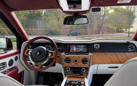 Rolls-Royce Cullinan, 2019 год, 26 500 000 рублей, 17 фотография