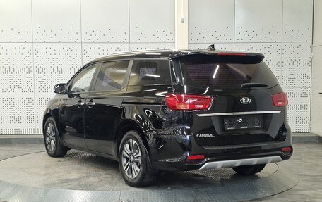 KIA Carnival III, 2019 год, 2 200 000 рублей, 2 фотография