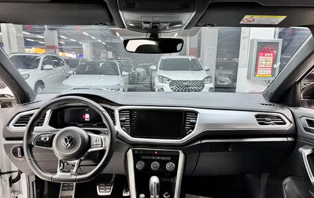 Volkswagen T-Roc I, 2022 год, 1 829 000 рублей, 8 фотография