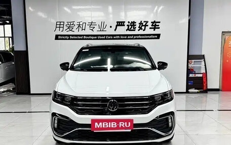 Volkswagen T-Roc I, 2022 год, 1 829 000 рублей, 2 фотография