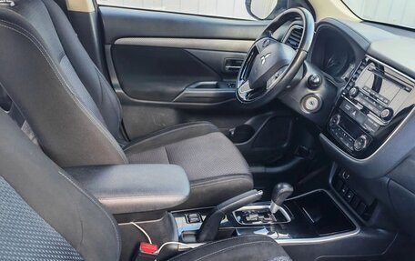 Mitsubishi Outlander III рестайлинг 3, 2017 год, 1 720 000 рублей, 13 фотография