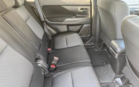 Mitsubishi Outlander III рестайлинг 3, 2017 год, 1 720 000 рублей, 15 фотография