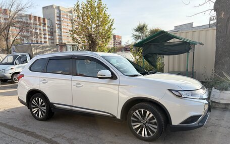 Mitsubishi Outlander III рестайлинг 3, 2020 год, 2 350 000 рублей, 3 фотография