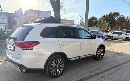 Mitsubishi Outlander III рестайлинг 3, 2020 год, 2 350 000 рублей, 4 фотография