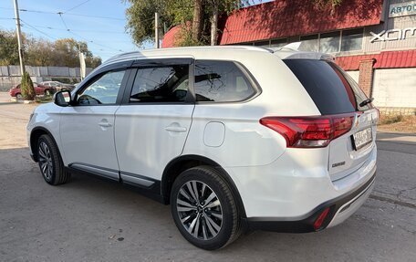 Mitsubishi Outlander III рестайлинг 3, 2020 год, 2 350 000 рублей, 5 фотография