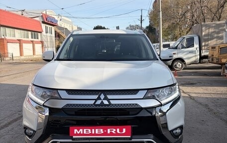 Mitsubishi Outlander III рестайлинг 3, 2020 год, 2 350 000 рублей, 2 фотография