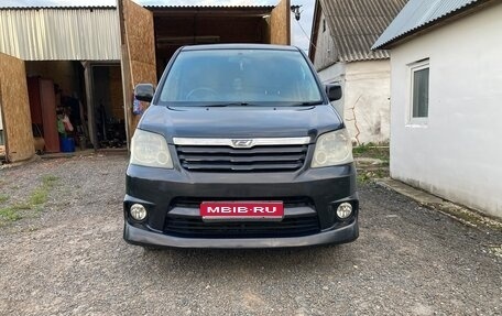 Toyota Noah III, 2003 год, 1 000 000 рублей, 1 фотография